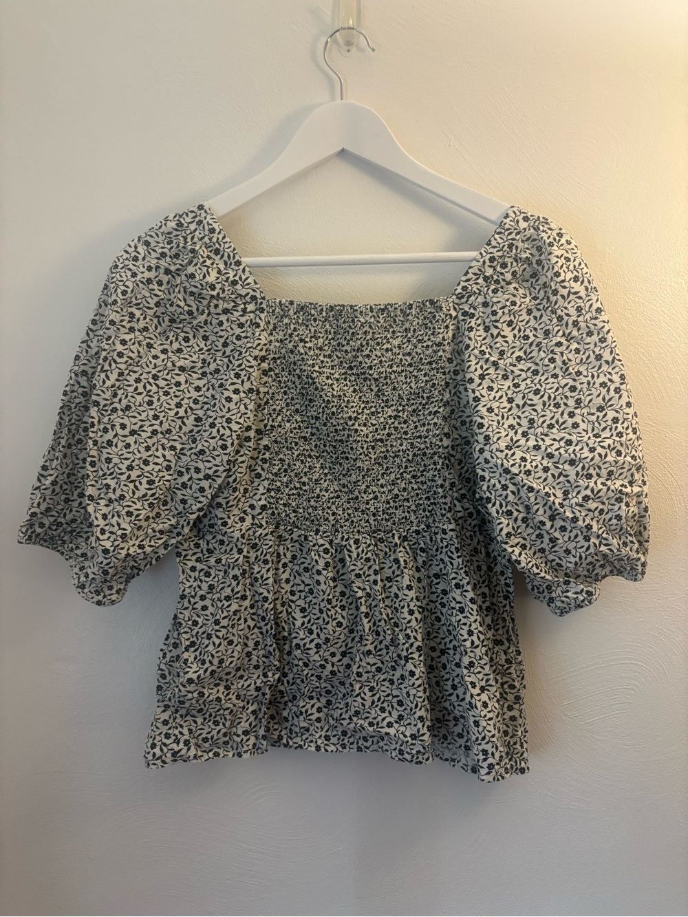 Old Navy Black Floral Puff-Sleeve Blouse Size Medium - Picture 2 of 8